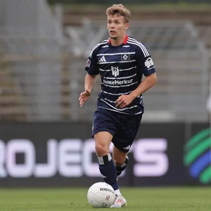 Anssi Suhonen dribbelt am Ball