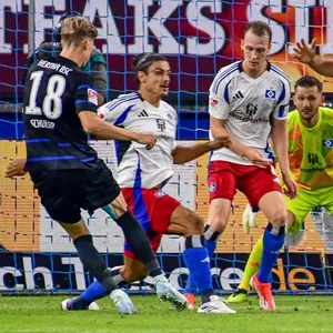 Guilherme Ramos, Sebastian Schonlau und Miro Muheim wollen einen Schuss von Hertha-Stürmer Luca Schuler blocken