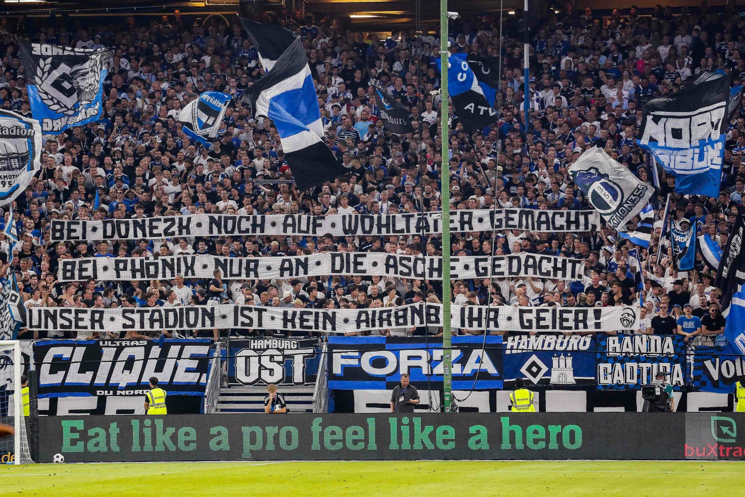 HSV-Fans protestieren mit Bannern gegen die Vermietung des Volksparkstadions.