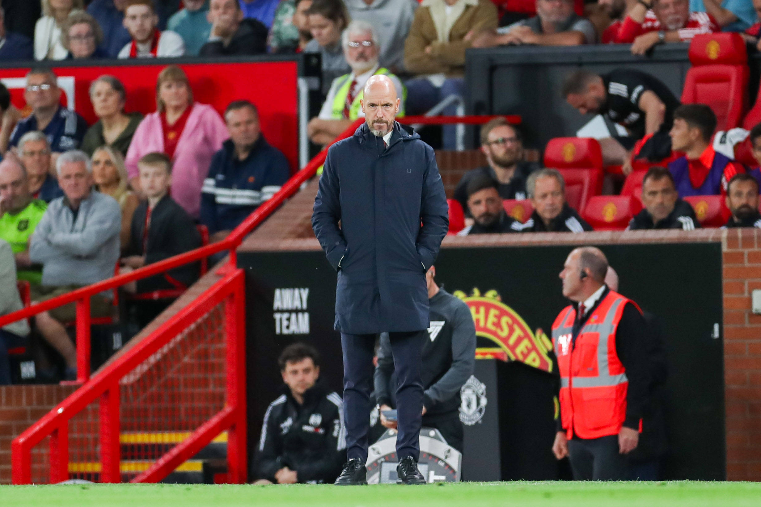 Erik ten Hag guckt grimmig an der Steinlinie.