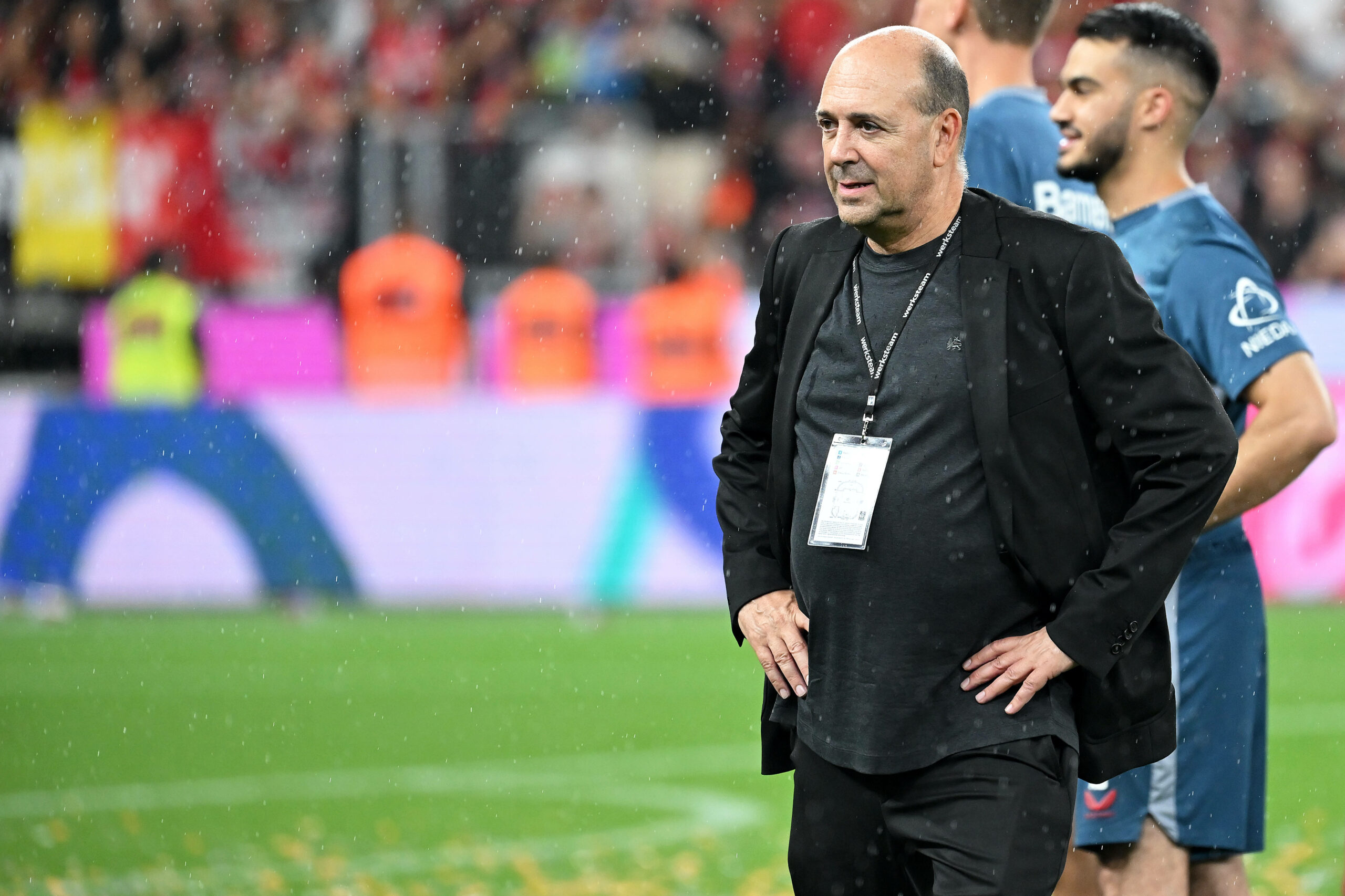 Fernando Carro steht auf dem Feld in der BayArena