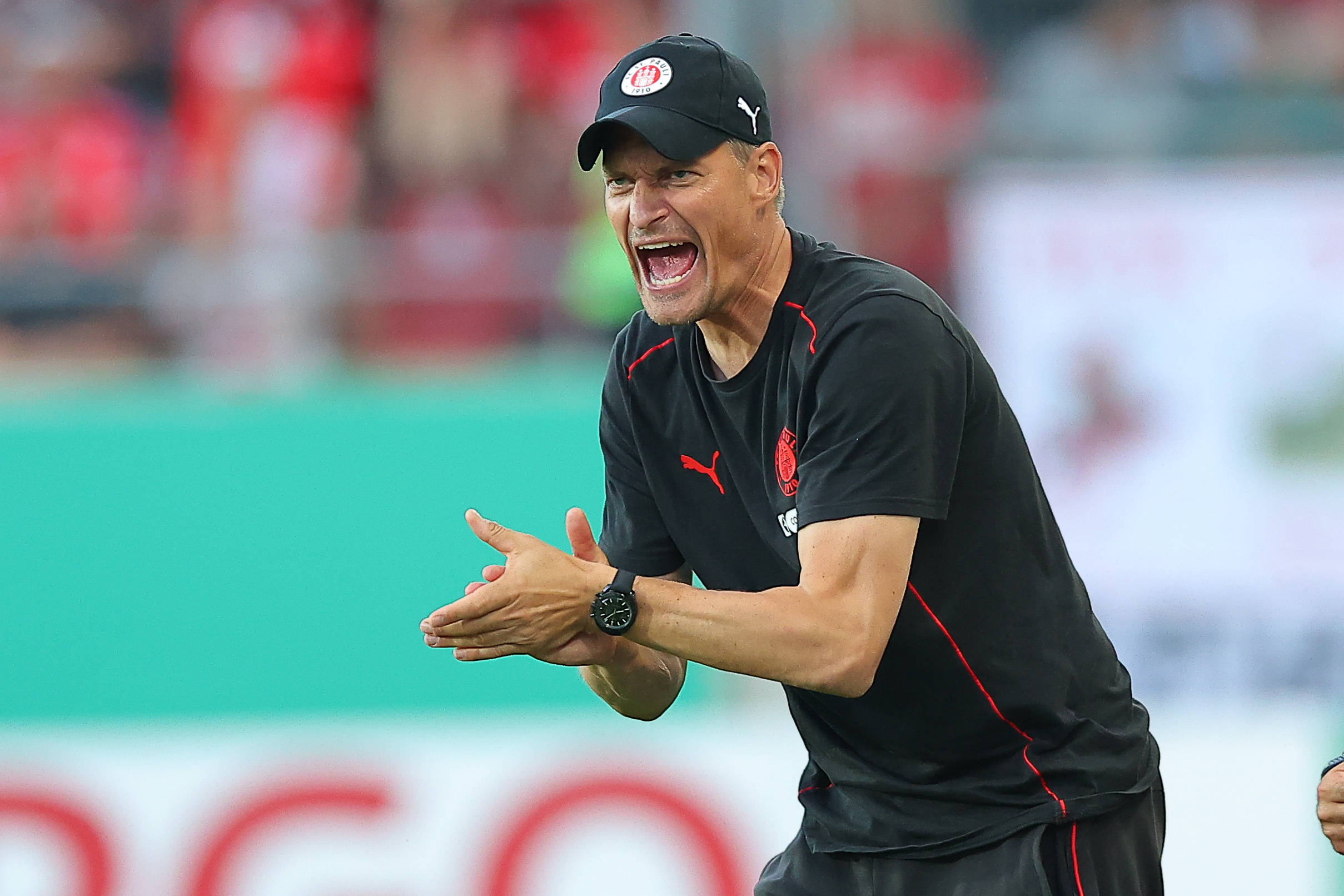 Alexander Blessin beim Anfeuern am Spielfeldrand