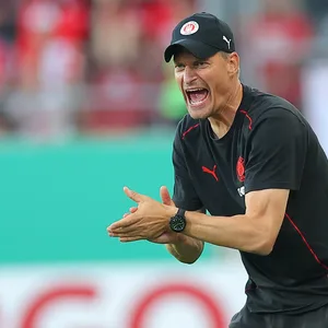 Alexander Blessin beim Anfeuern am Spielfeldrand