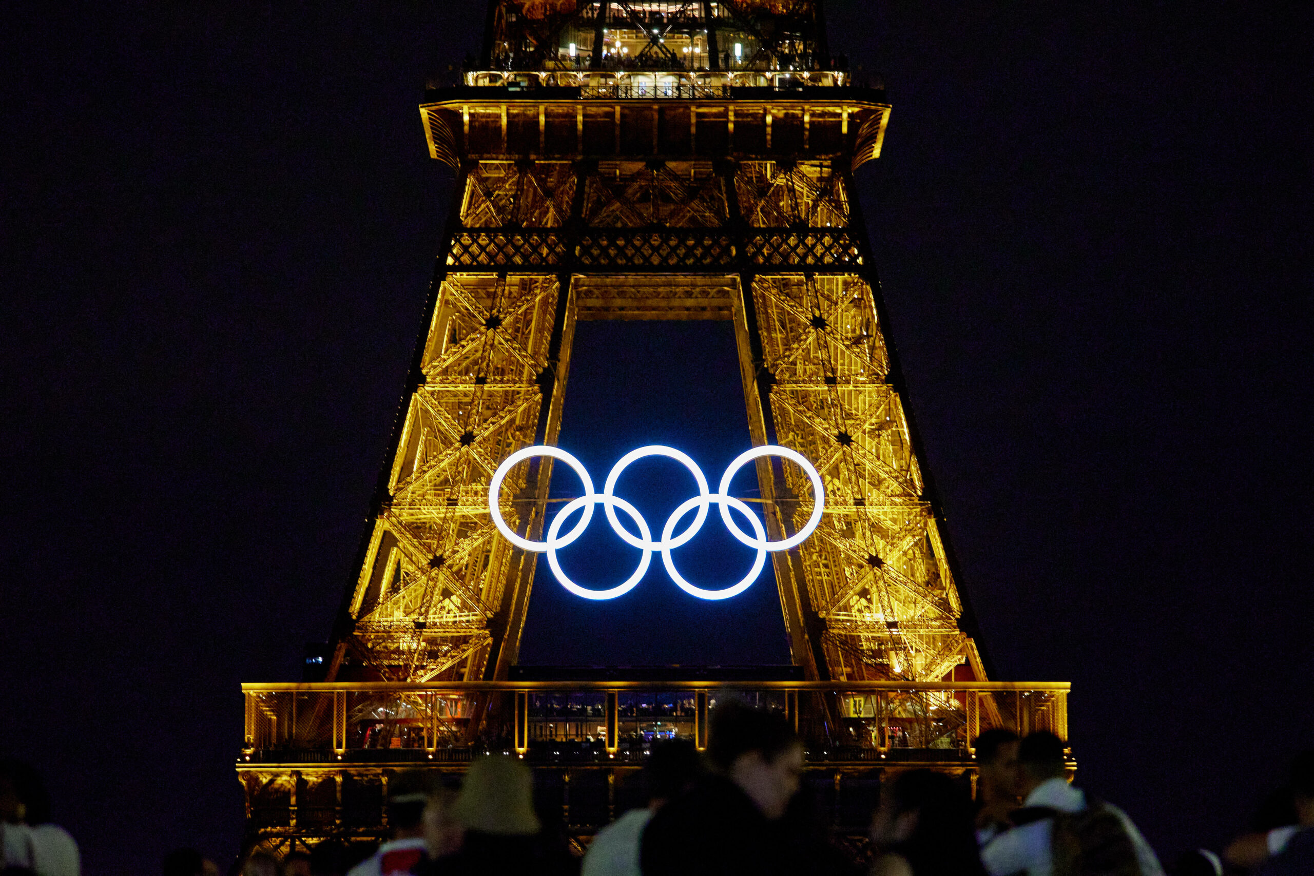 Olympische Ringe am Eiffelturm