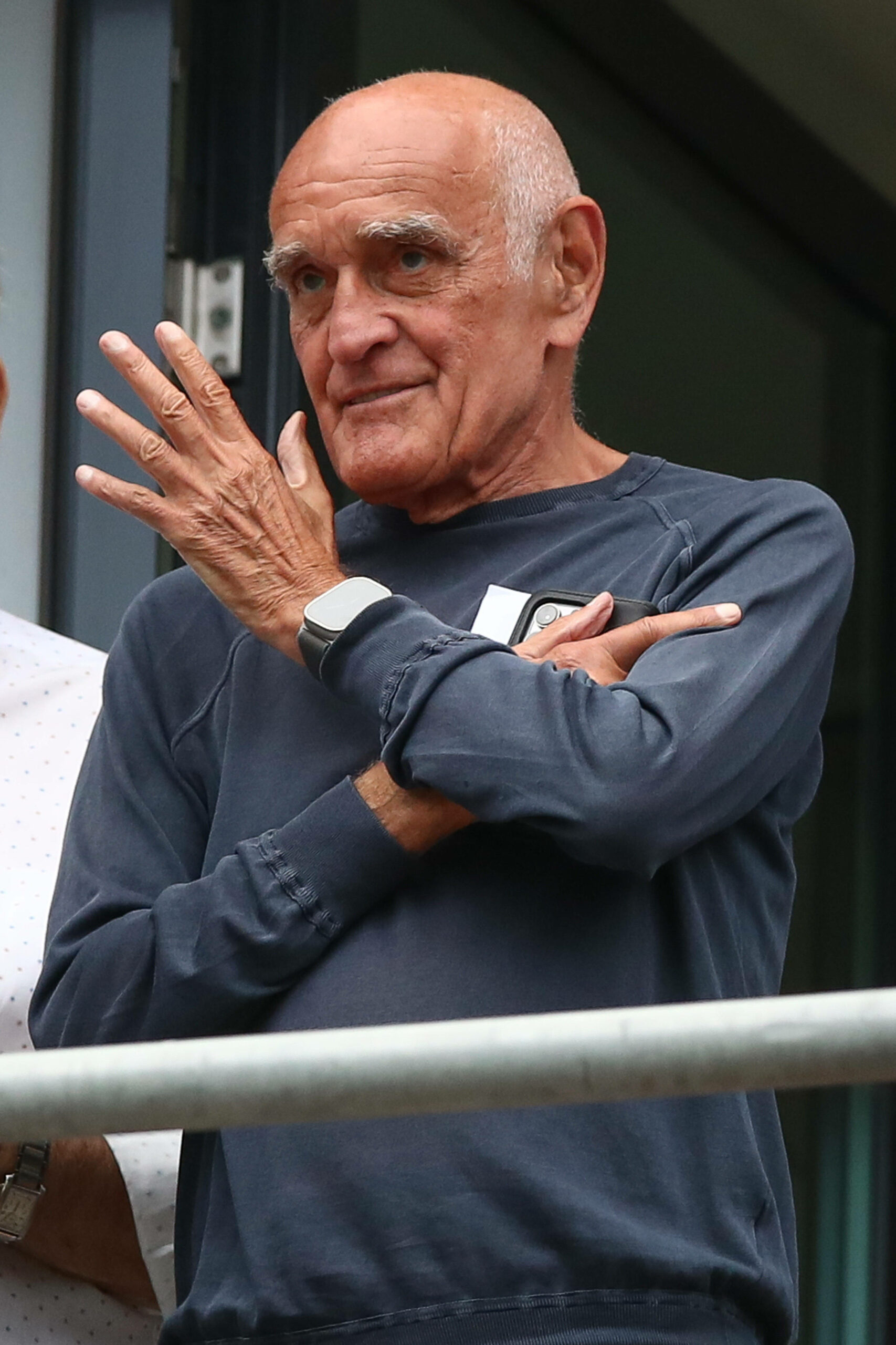 Martin Kind auf der Tribüne im Stadion von Hannover 96.