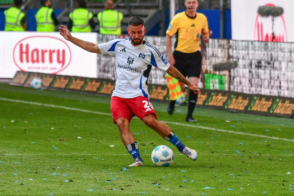 HSV-Profi Marco Richter schlägt eine Flanke mit links