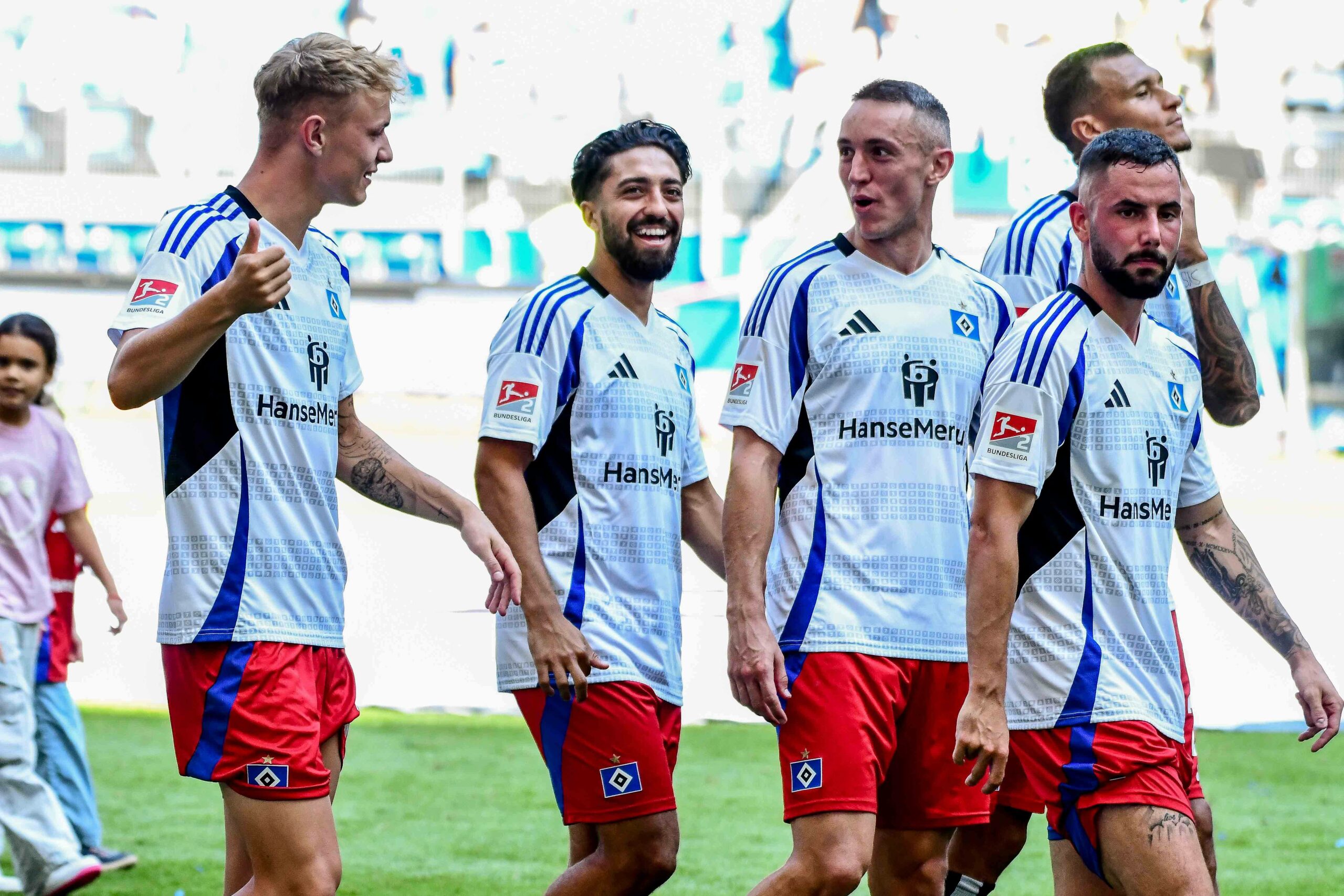 Adam Karabec, Immanuel Pherai, Silvan Hefti, Davie Selke und Marco Richter vor der Nordtribüne