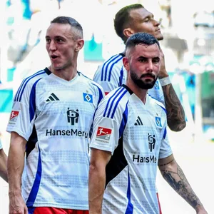 Adam Karabec, Immanuel Pherai, Silvan Hefti, Davie Selke und Marco Richter vor der Nordtribüne