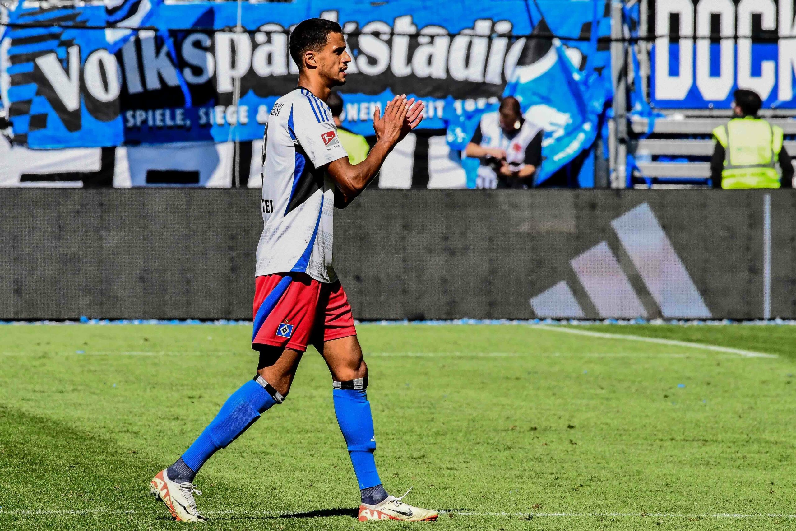 Robert Glatzel jubelt nach dem HSV-Sieg gegen Münster