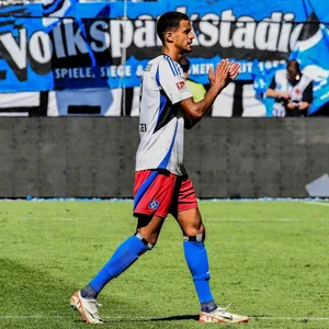 Robert Glatzel jubelt nach dem HSV-Sieg gegen Münster