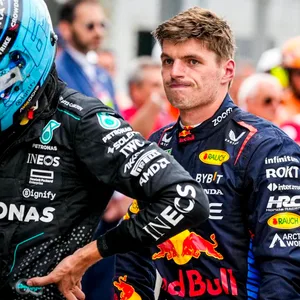 Formel-1-Weltmeister Max Verstappen (r.) übte nach den Rennen in Monza scharfe Kritik an seinem Team.