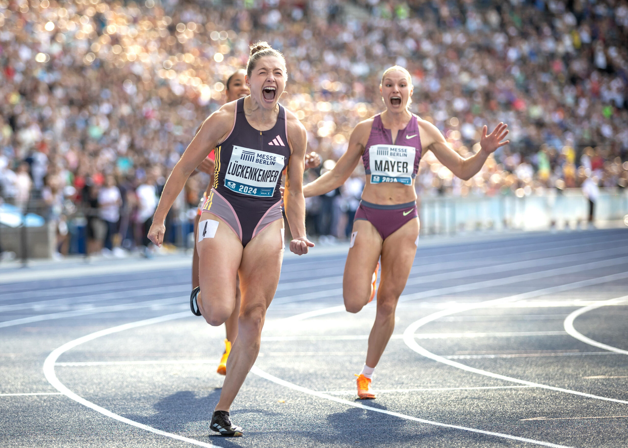 Gina Lückenkemper schreit nach ihrem Sieg beim ISTAF ihre Freude heraus.