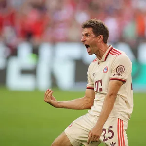 Der Mann des Abends: Thomas Müller setzte mit seinem Einsatz gegen den SC Freiburg neue Maßstäbe in der Bayern-Historie.