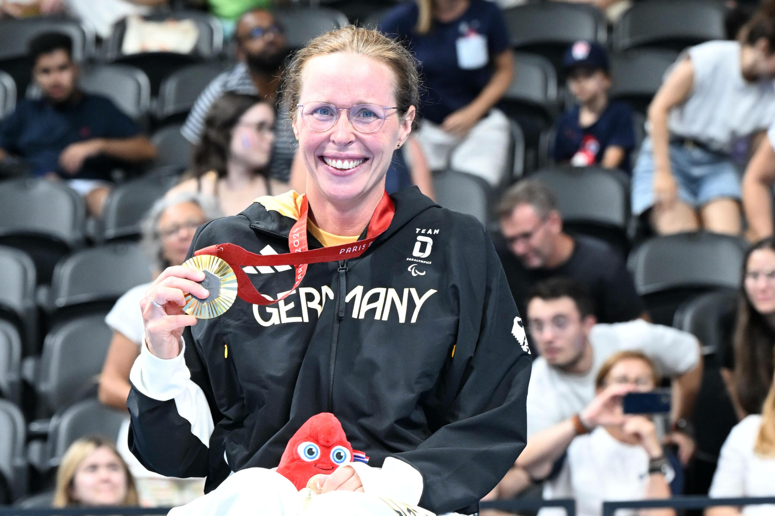 Tanja Scholz präsentiert glücklich die Medaille.