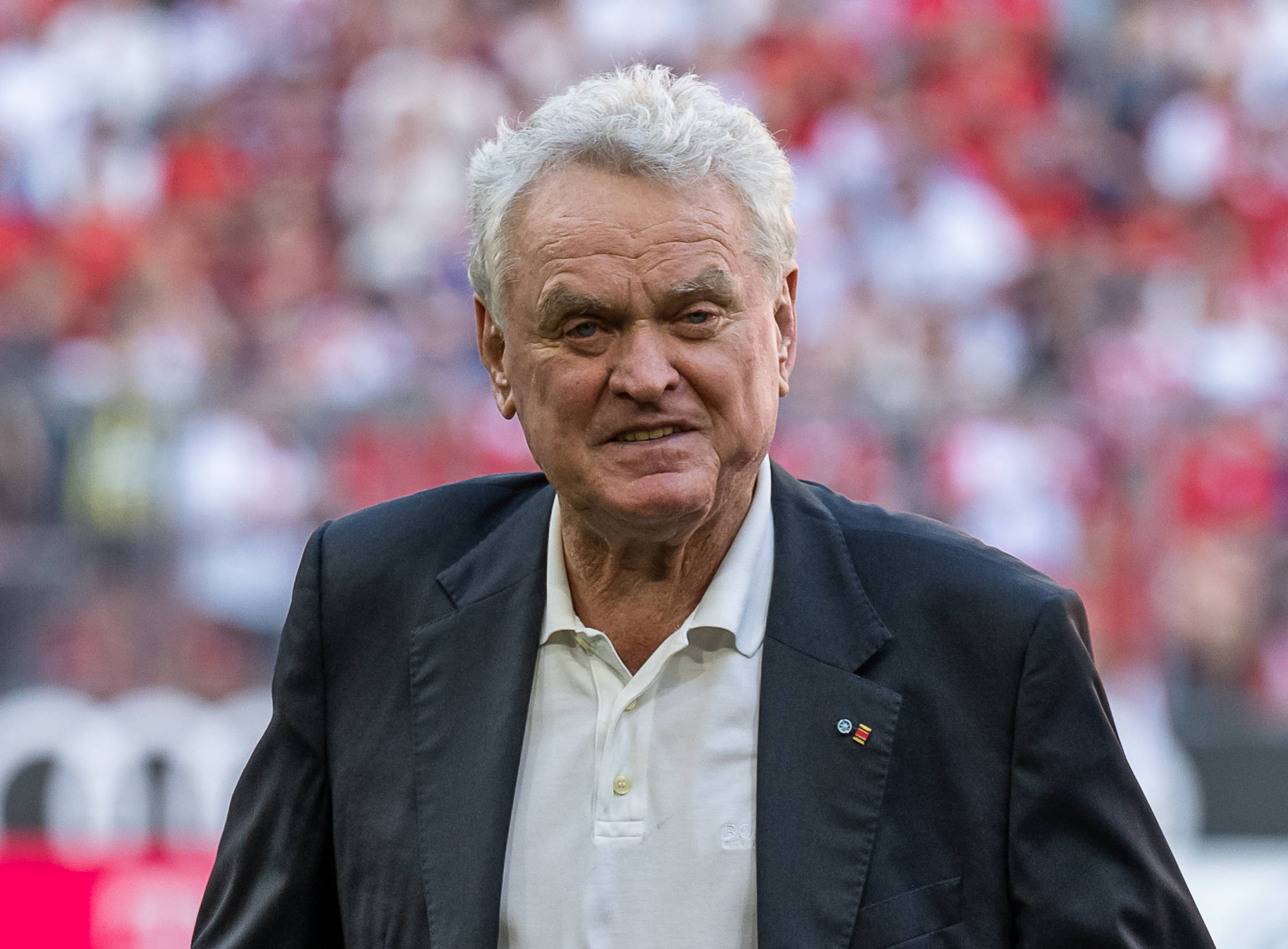 Sepp Maier im Anzug