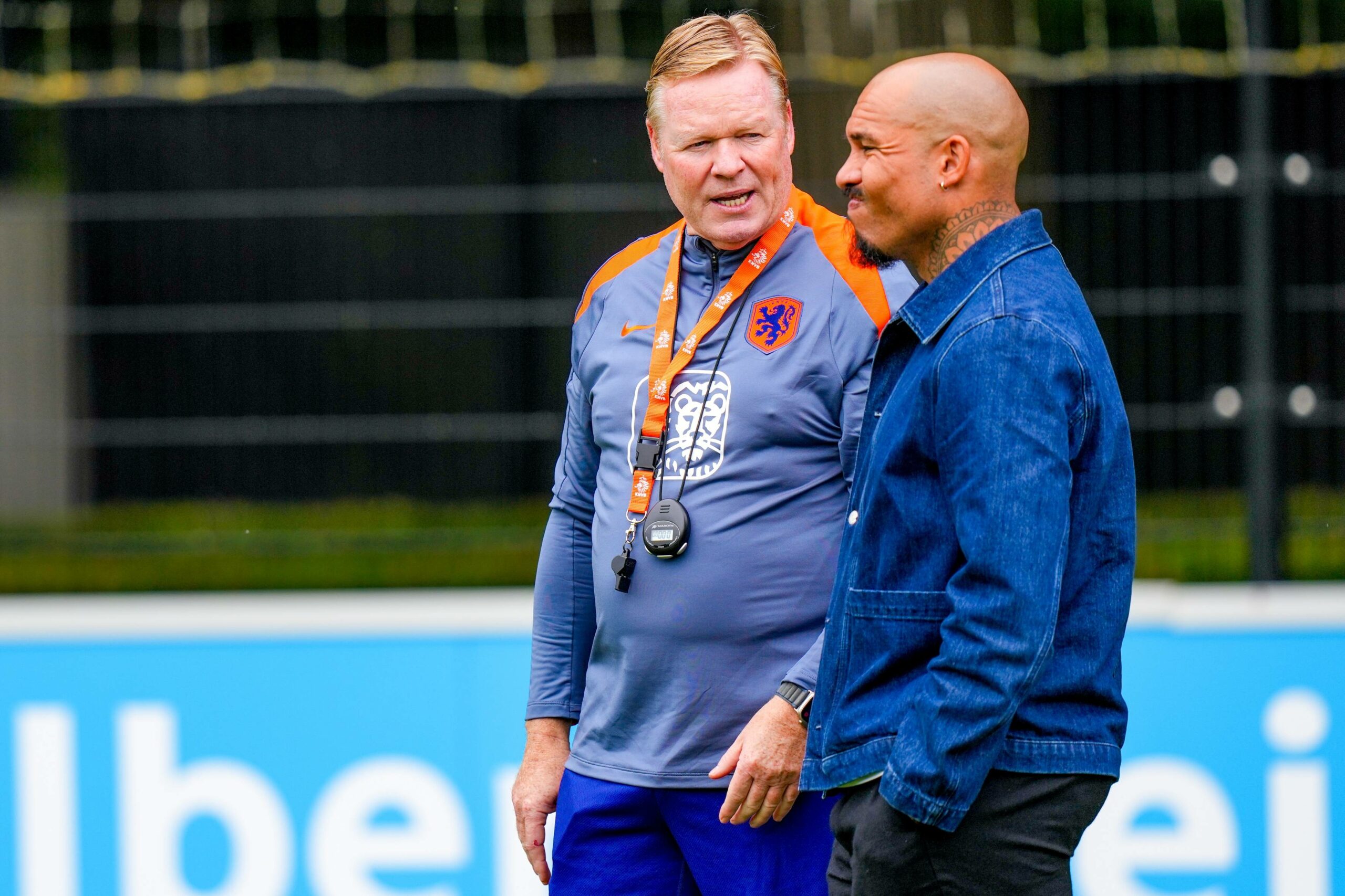 Bondscoach Ronald Koeman (hier mit Ex-HSV-Star Nigel de Jong) hält nichts von Wechseln nach Saudi-Arabien im besten Fußballeralter.