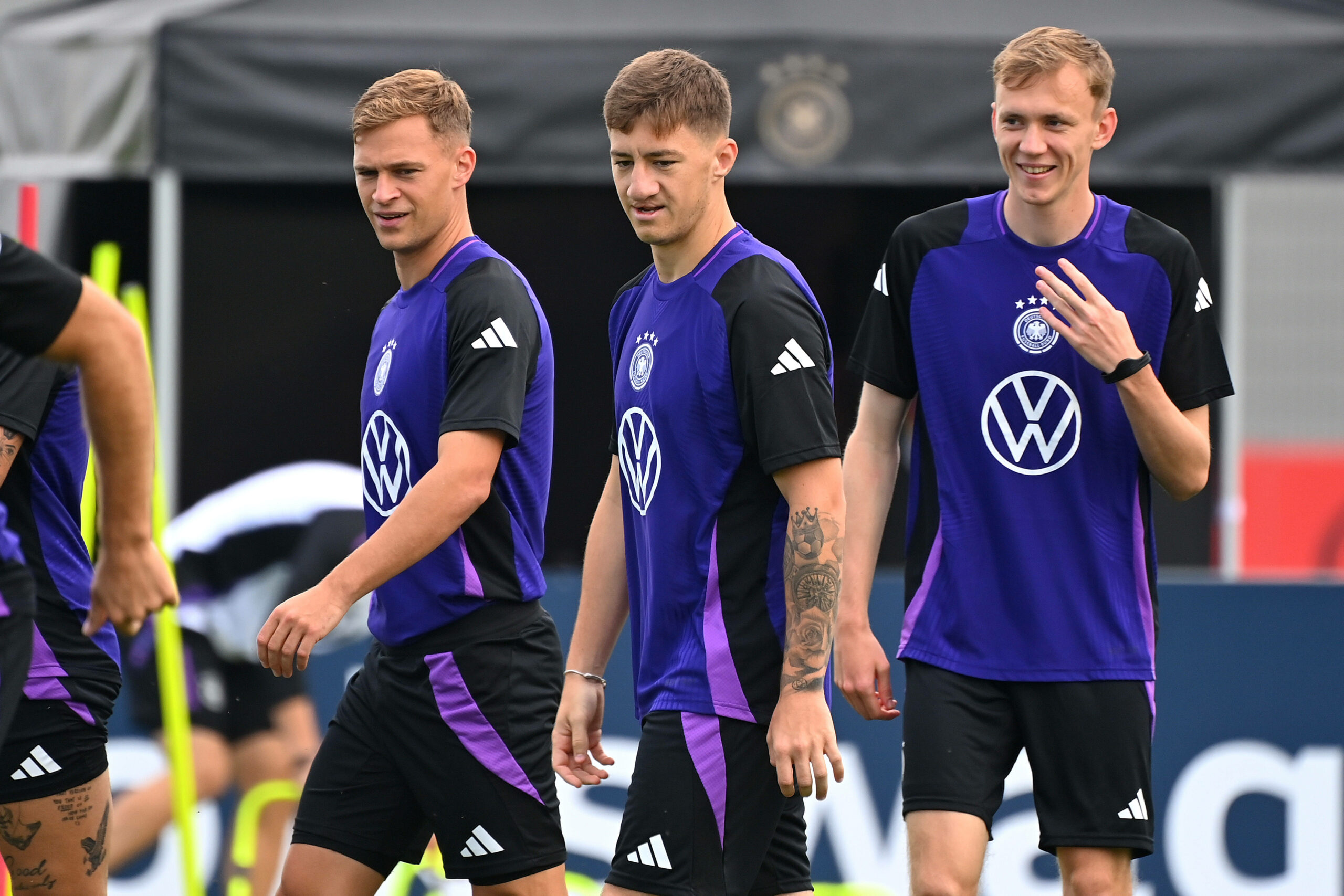 Joshua Kimmich im Training mit Angelo Stiller und Maximilian Beier zwischen Übungen