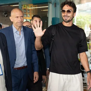 Mats Hummels kommt aus dem Flughafen raus und lächelt.