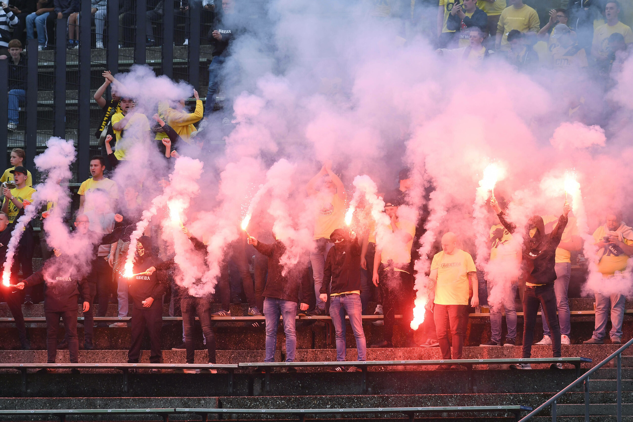 Fans des NAC Breda zünden Pyrotechnik beim Testspiel gegen den FC Schalke 04