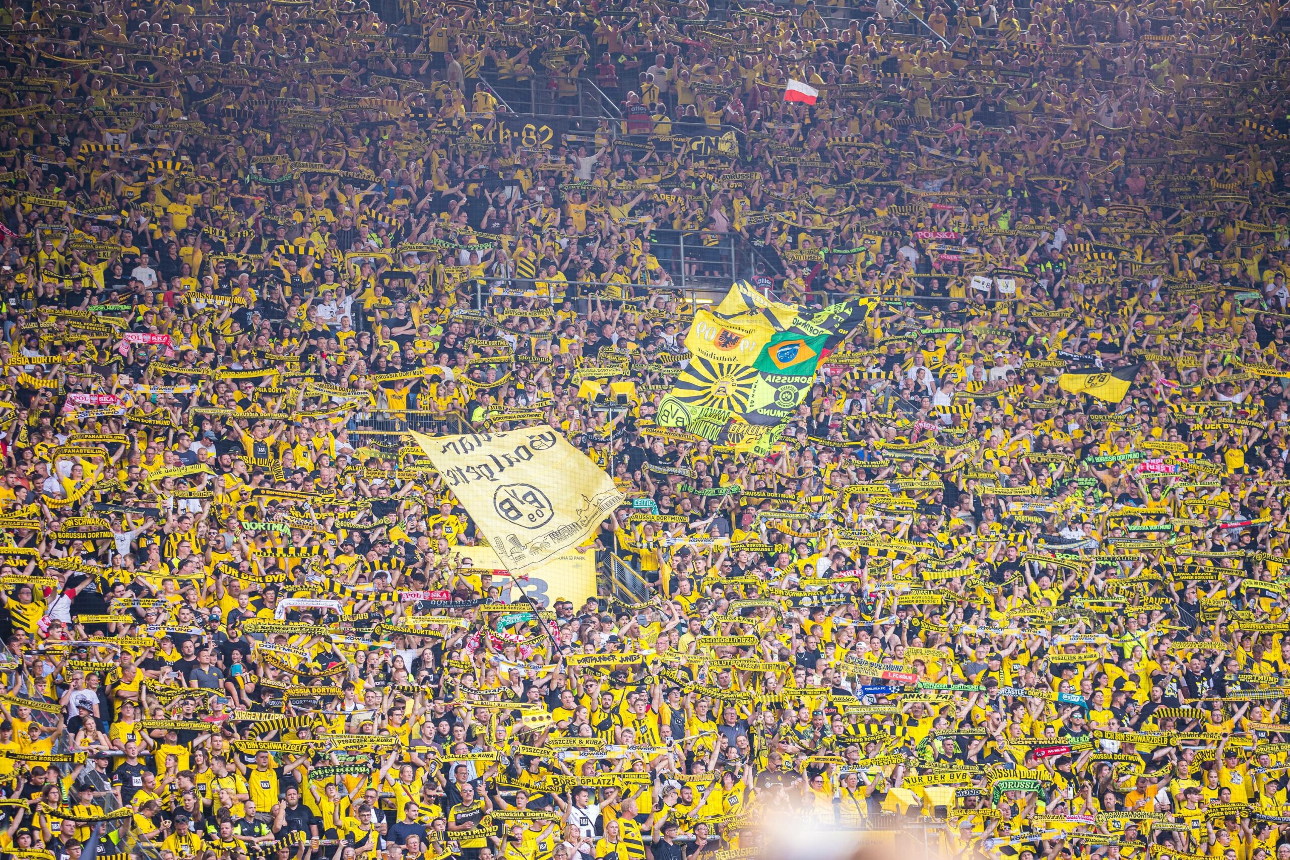 Die volle Südtribüne in Dortmund beim Abschiedsspiel von Jakub Blaszczykowski und Lukasz Piszczek