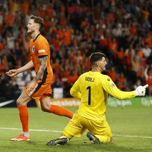 Nikola Vasilj am Boden, Wout Weghorst feiert das vierte Tor der Niederländer