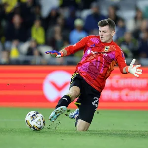 Sean Zawadzki im roten Torwart-Trikot.