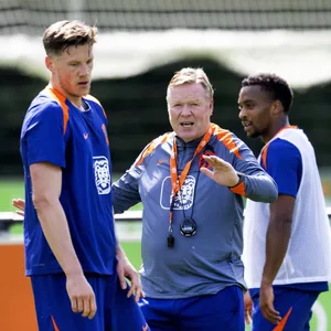 Ronald Koeman geht zwischen die Spieler.