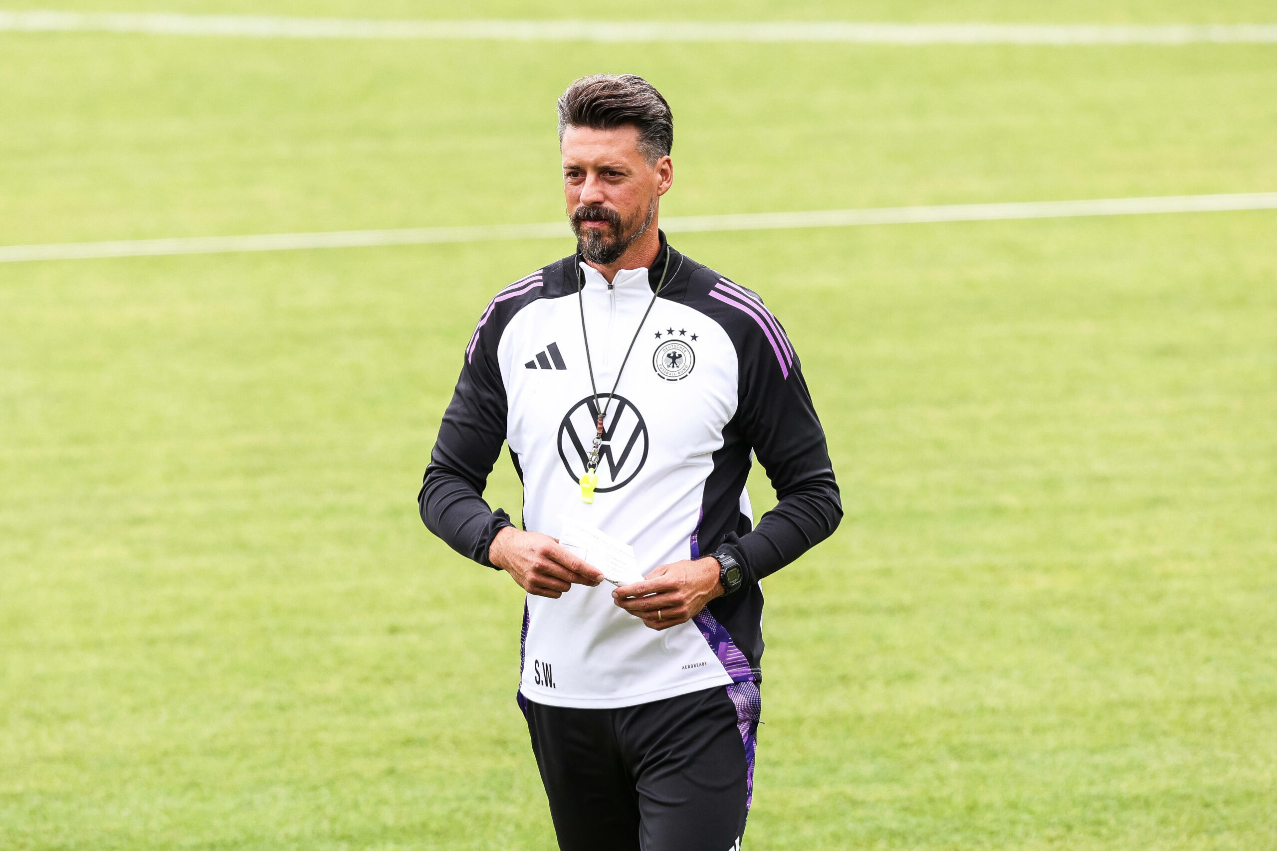 Sandro Wagner mit Notizzettel auf dem Trainingsplatz der DFB-Auswahl