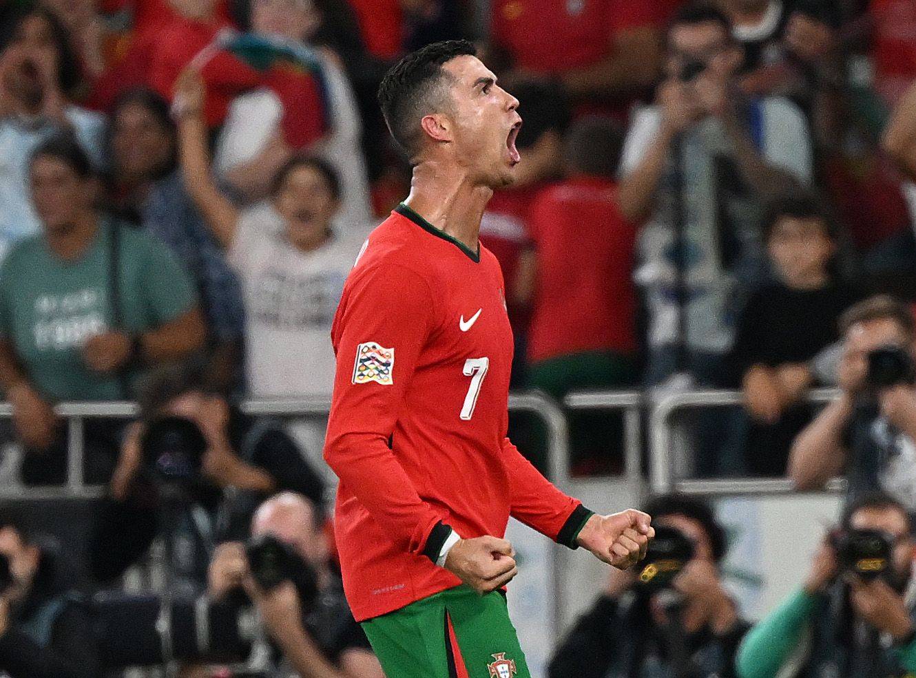 Cristiano Ronaldo jubelt im Trikot von Portugal