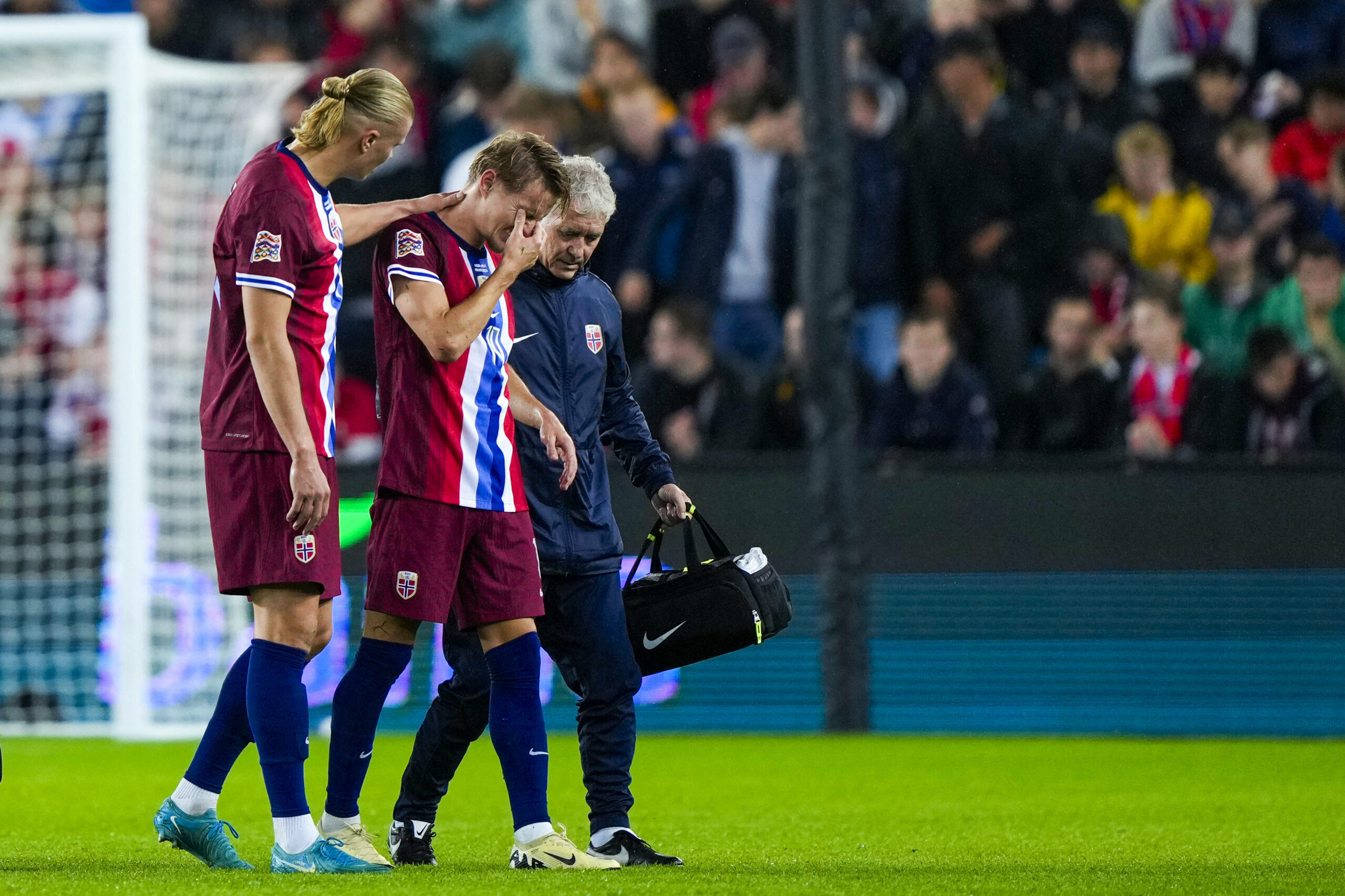 Erling Haaland tröstet weinenden Martin Ödegaard nach Verletzung.