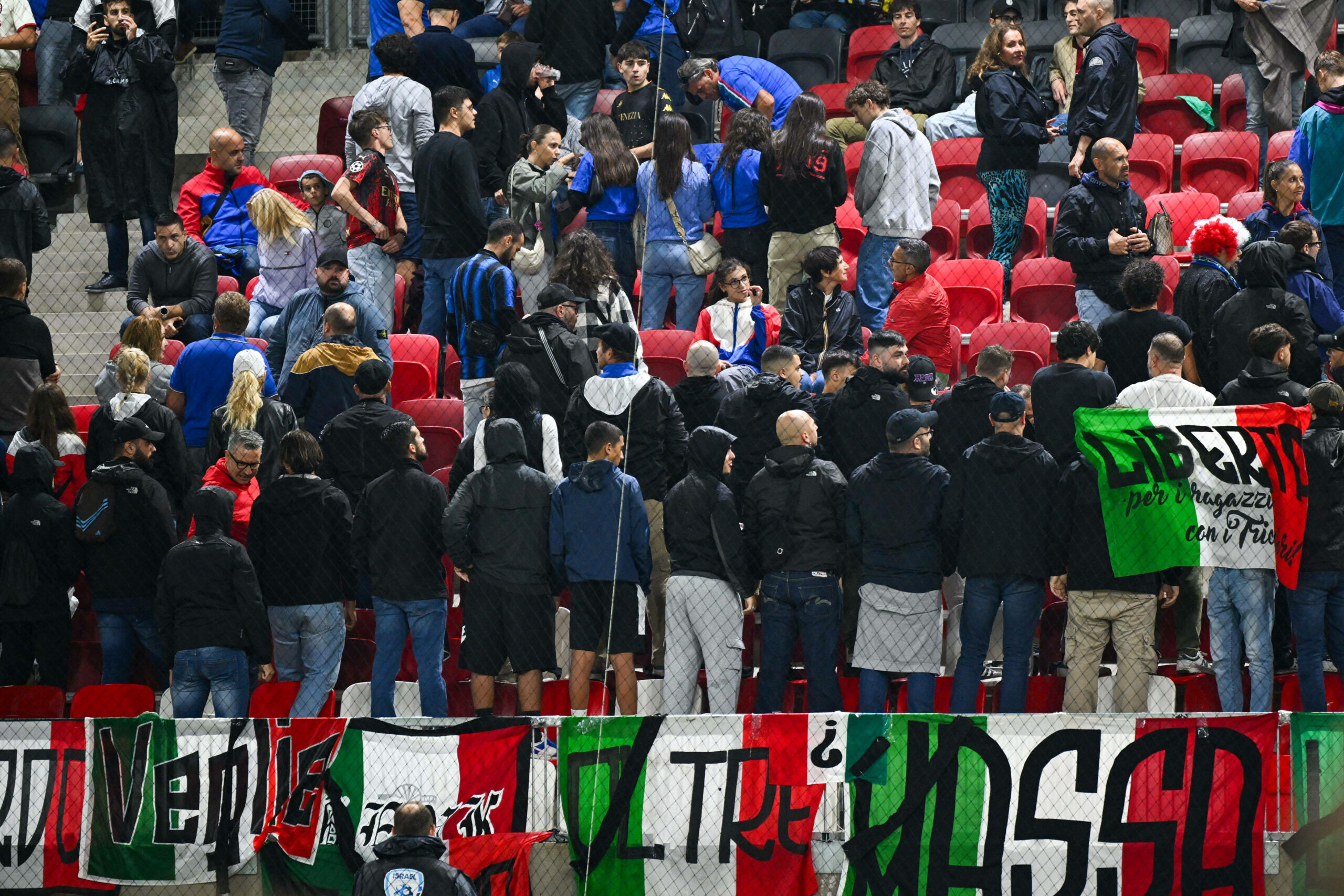 Italienische Fans drehen dem Spielfeld während der israelischen Hymne den Rücken zu.