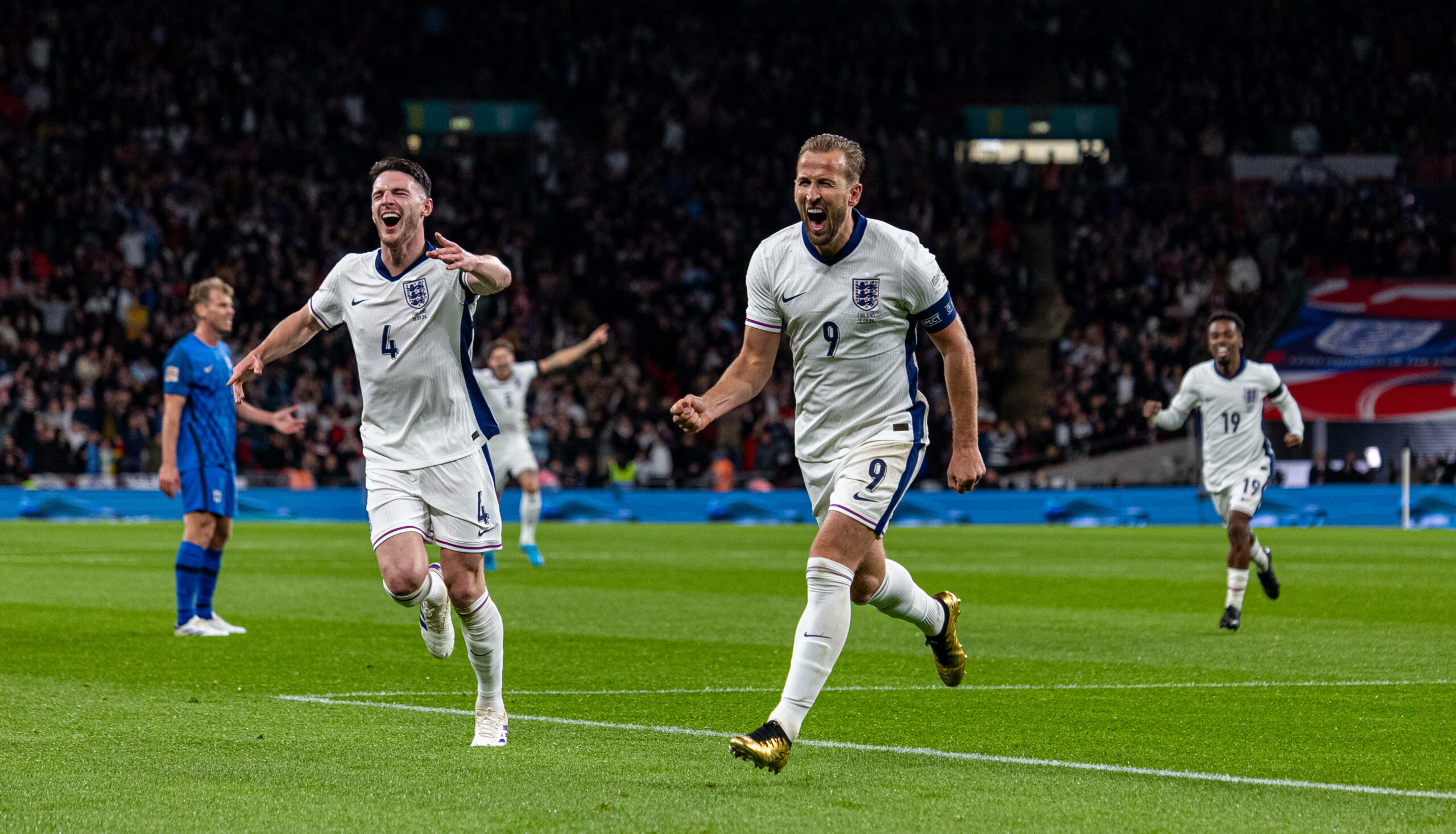 Die England-Profis Declan Rice (l.) und Harry Kane jubeln über ein Tor.