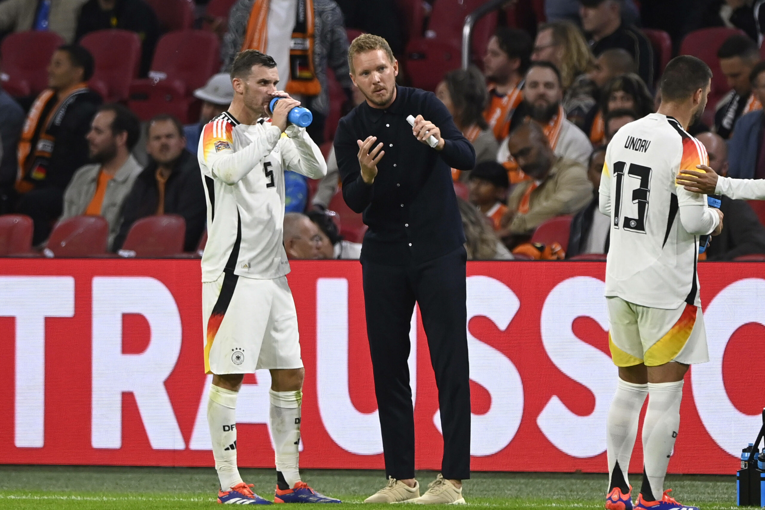 Julian Nagelsmann im Gespräch mit Pascal Groß während des Länderspiel in den Niederlanden