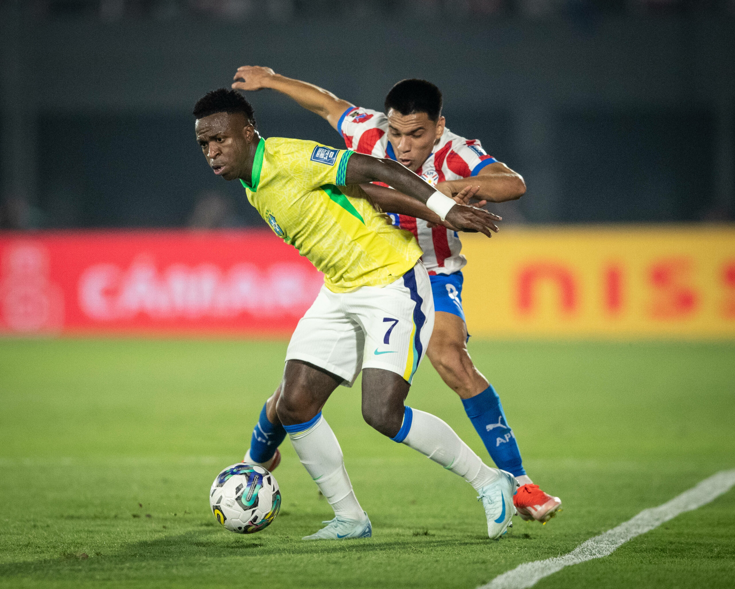 Vinicius Junio (l.) behauptet im Zweikampf den Ball.