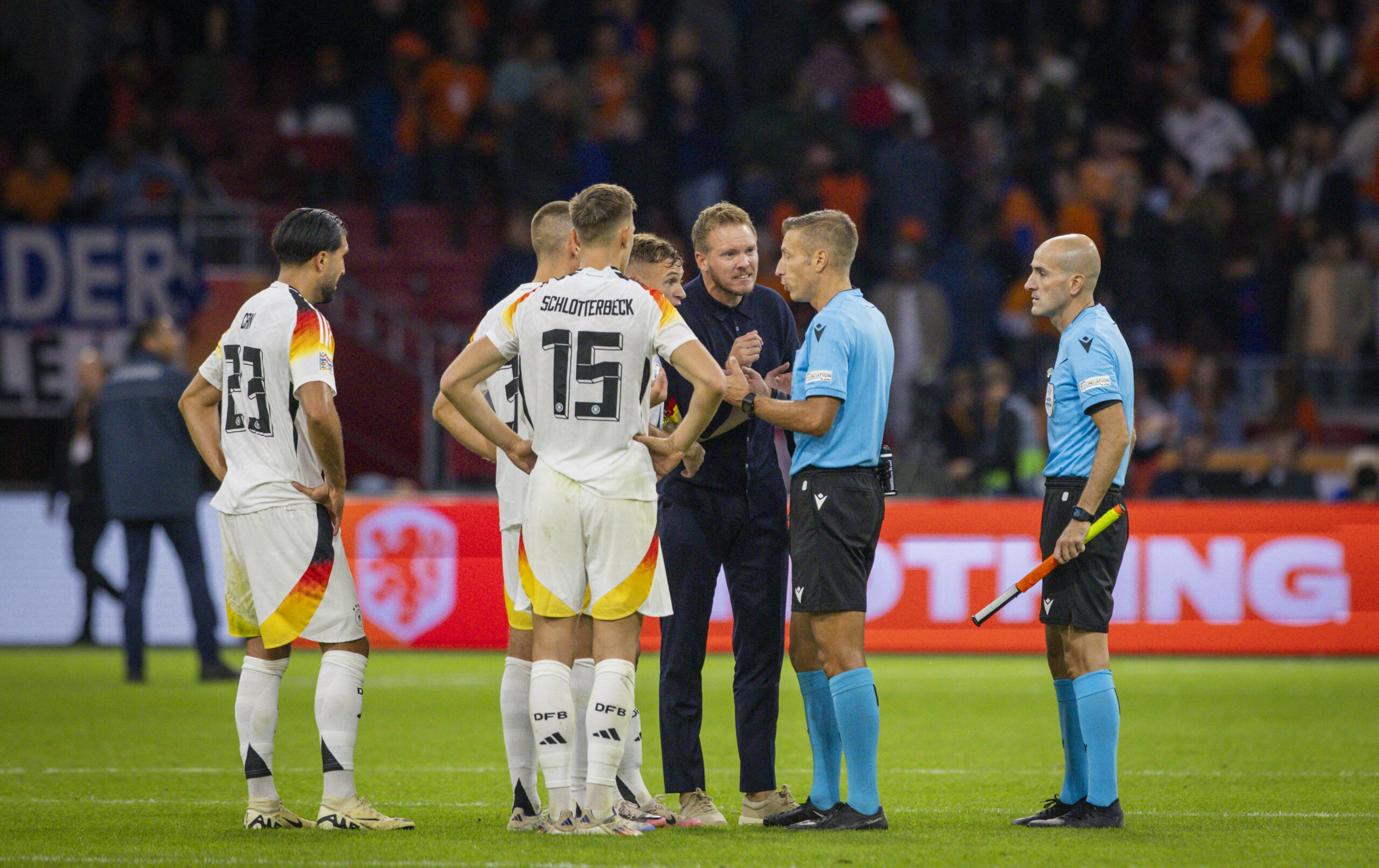 Julian Nagelsmann (Mitte) und Joshua Kimmich diskutieren nach dem Abpfiff mit Schiedsrichter Davide Massa.