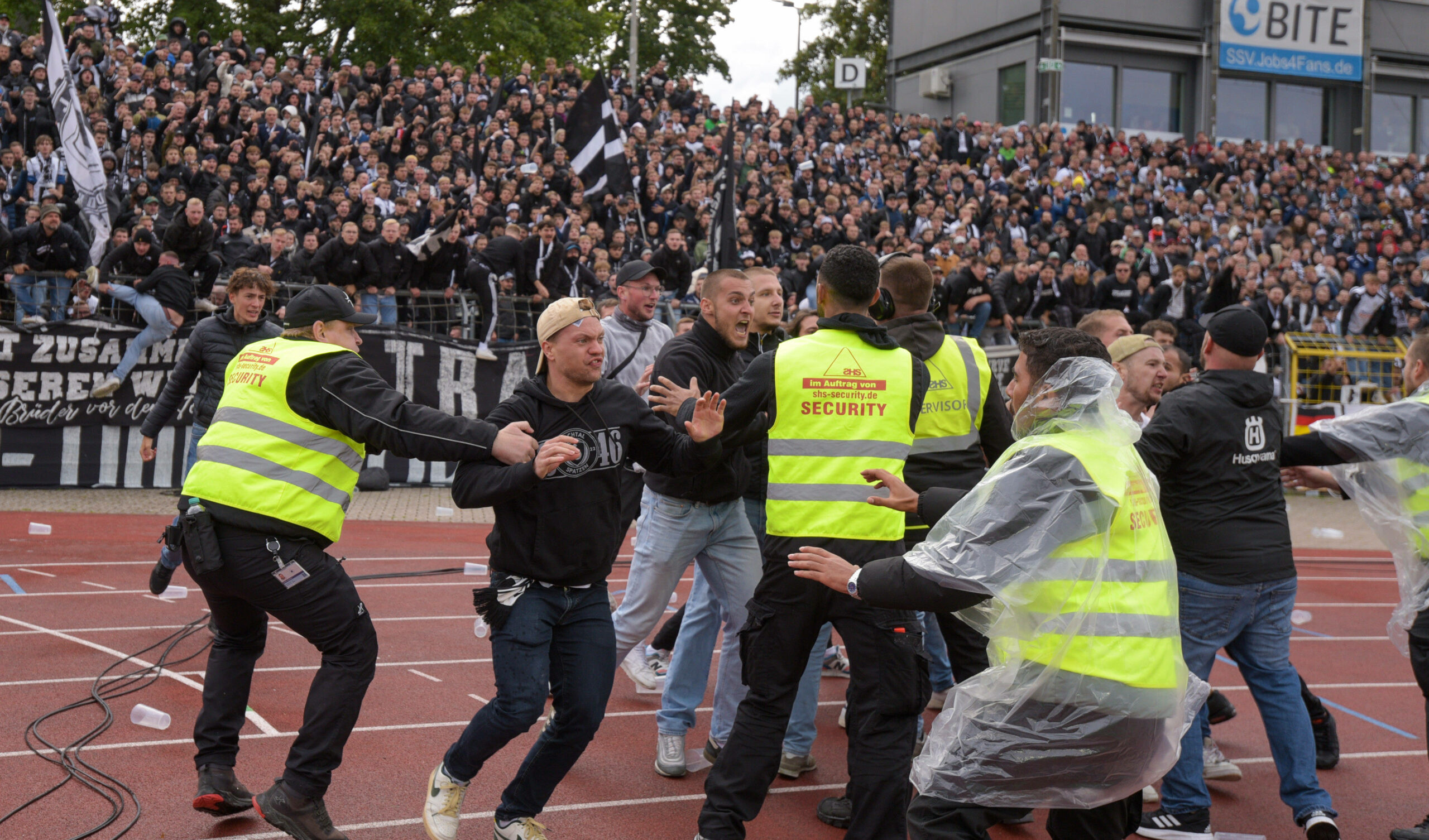 Ulmer Anhänger stürmen den Platz