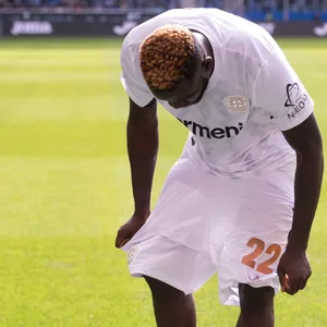 Victor Boniface zieht seine Hose nach Tor runter