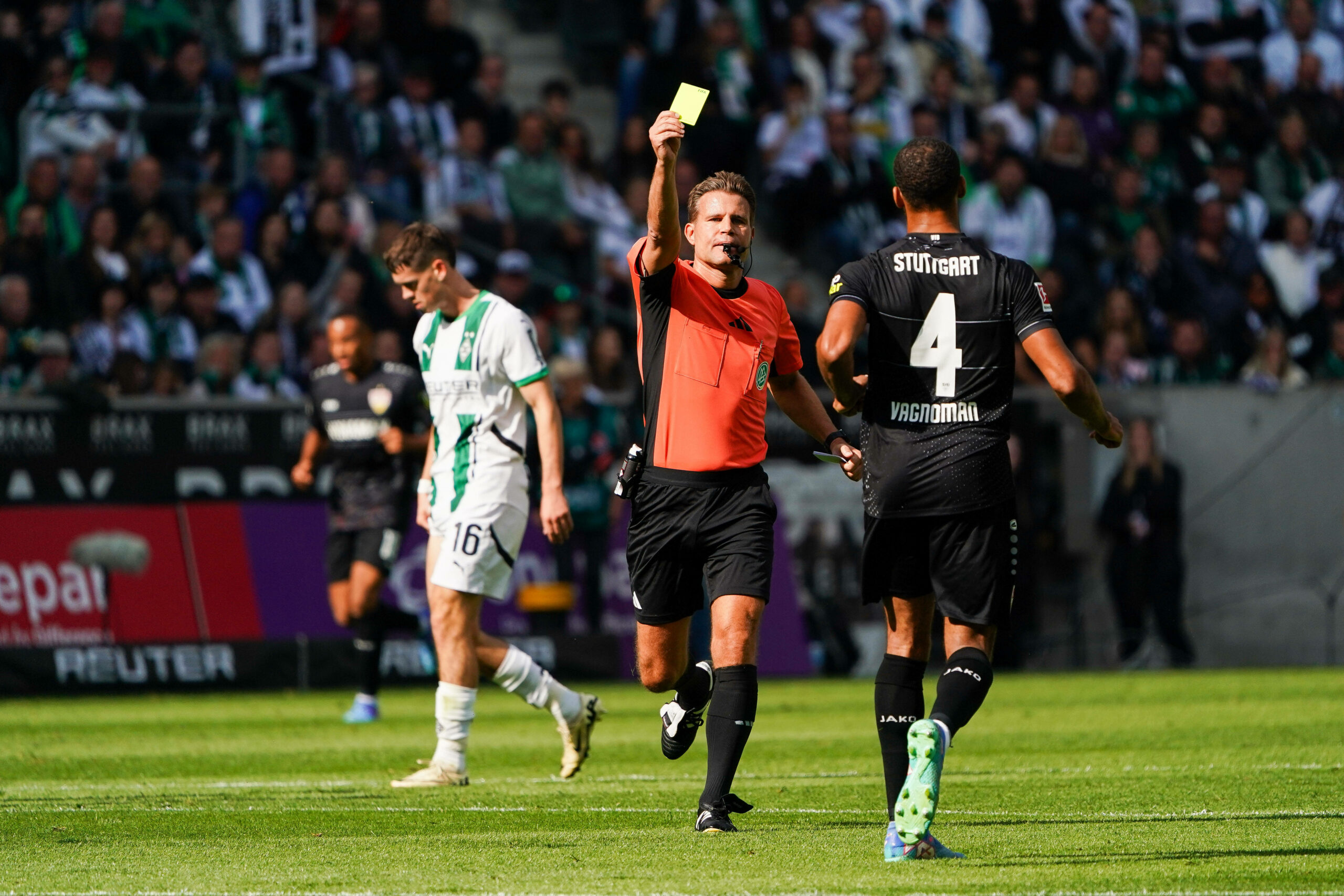 Felix Brych im Spiel Mönchengladbach gegen Stuttgart