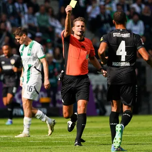 Felix Brych im Spiel Mönchengladbach gegen Stuttgart