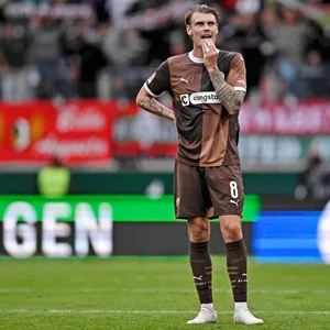 Eric Smith guckt nach dem 1:3 in Augsburg verzeifelt