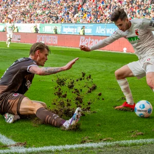 Eric Smith grätscht in Augsburg gegen Elvis Rexhbecaj