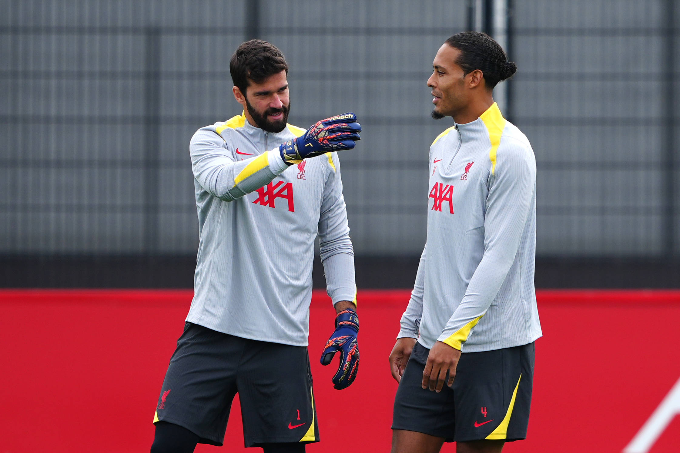 Liverpools Alisson im Gespräch mit Teamkollege van Dijk beim Training