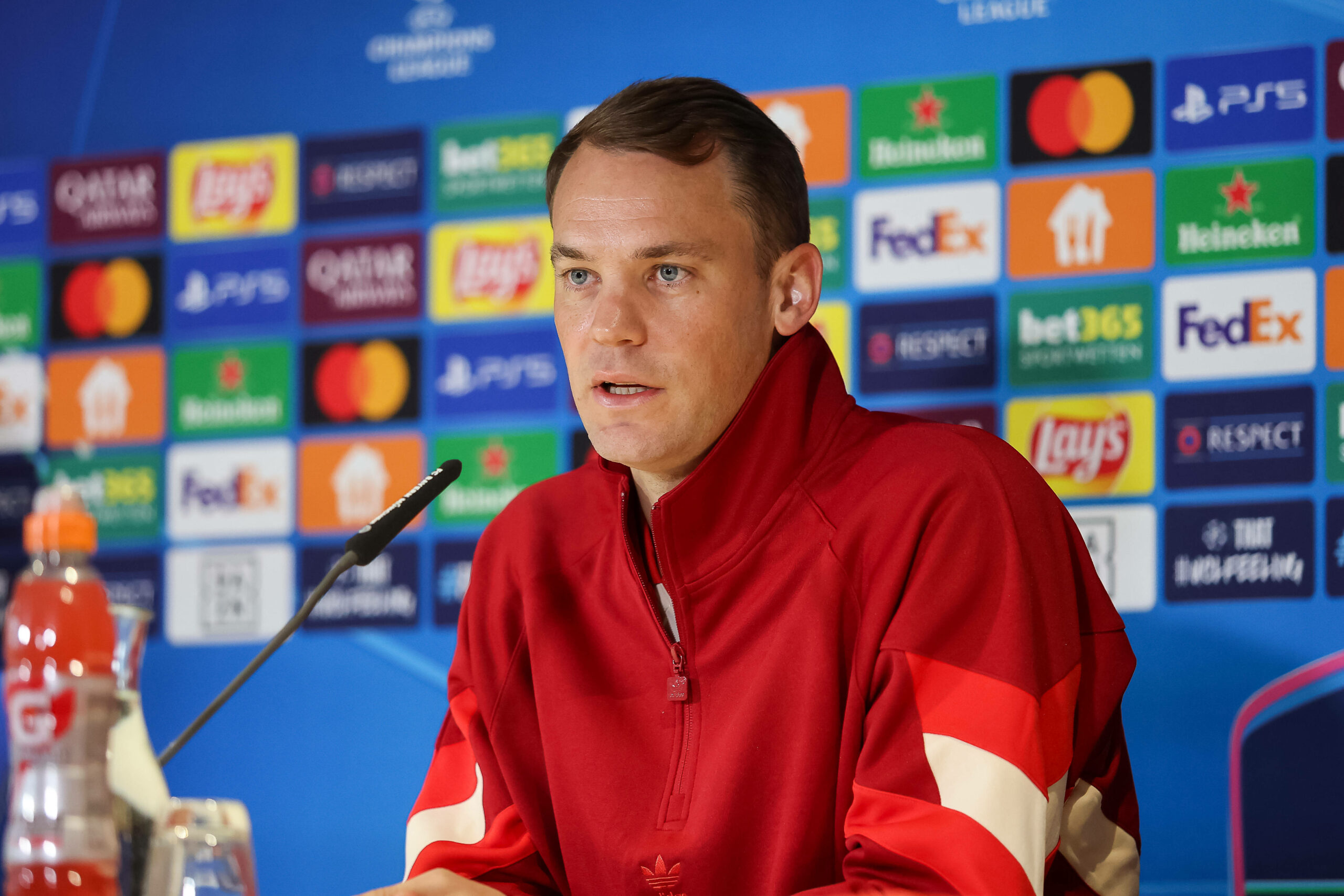 Manuel Neuer bei der Pressekonferenz vor dem Champions-League-Spiel gegen Zagreb