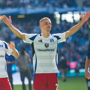 Der HSV und Miro Muheim dürfen sich freuen – Hauptsponsor HanseMerkur verlängerte seinen Vertrag und zahlt viel Geld dafür.
