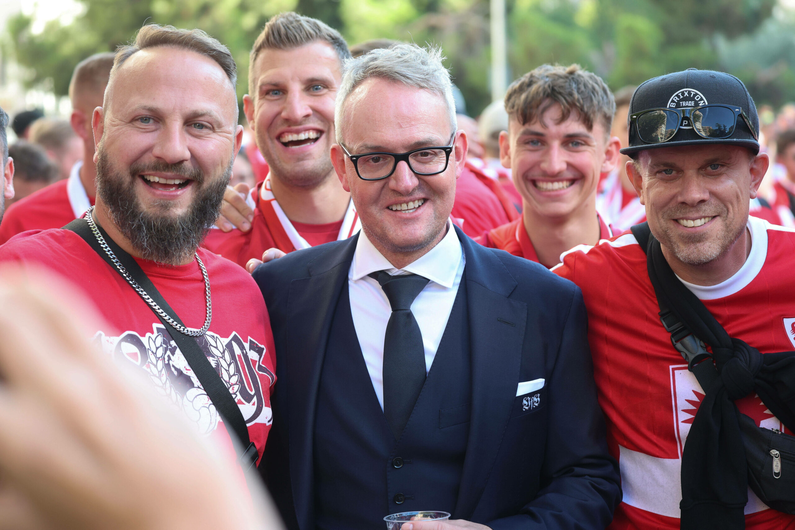 VfB-Boss Wehrle besuchte die Stuttgarter Fans vor dem Spiel in Madrid.