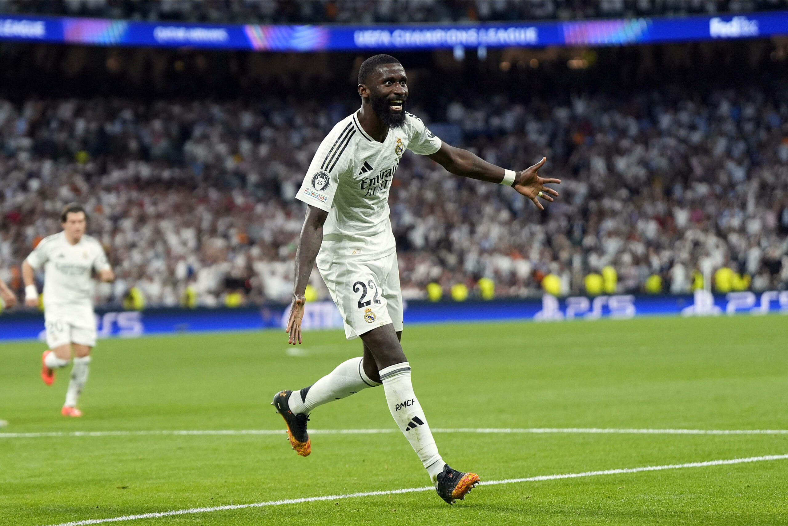 Antonio Rüdiger jubelt mit ausgestreckten Armen über sein Tor zum 2:1 gegen Stuttgart.