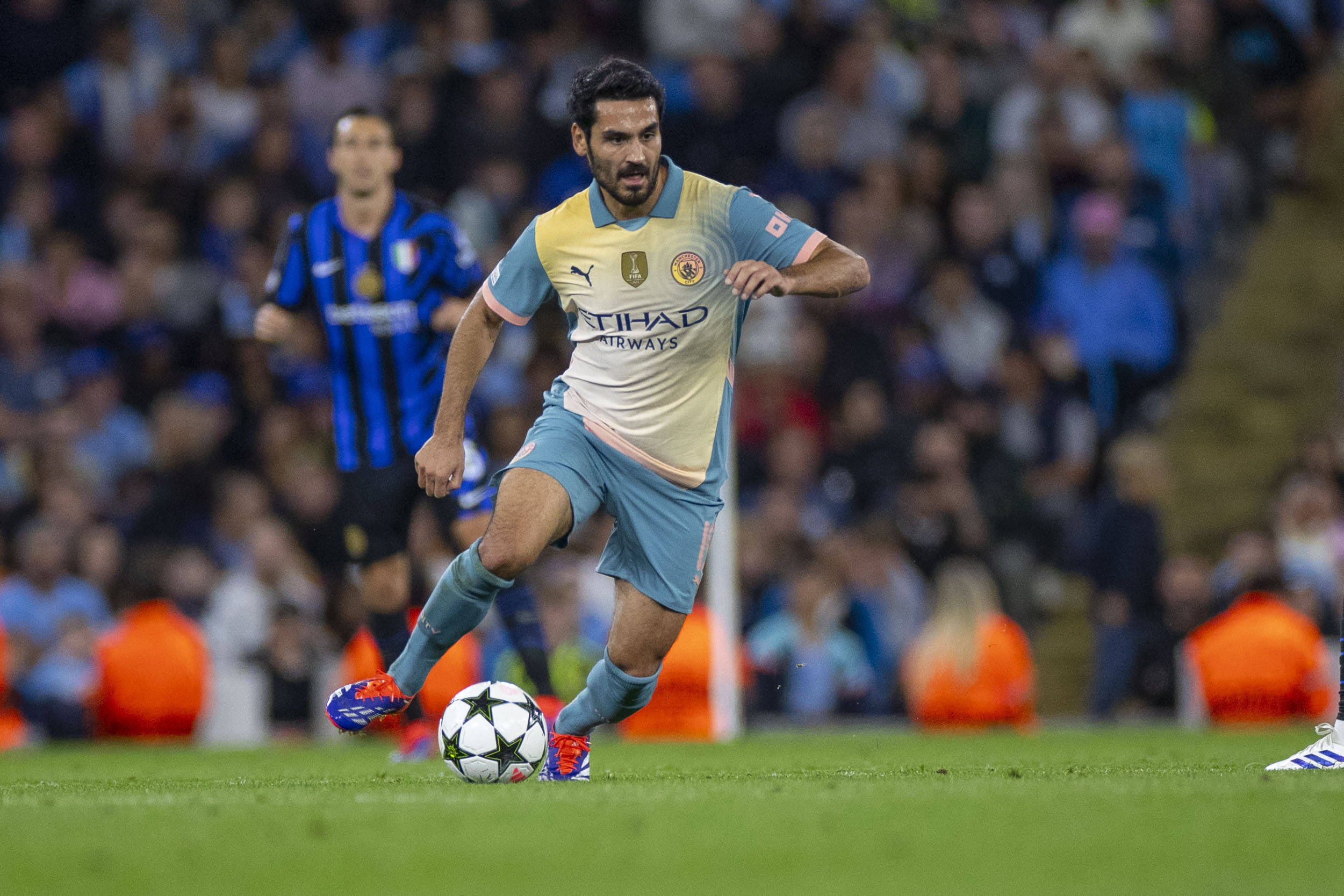 Ilkay Gündogan von Manchester City spielt den Ball im Spiel gegen FC Internazionale Milano