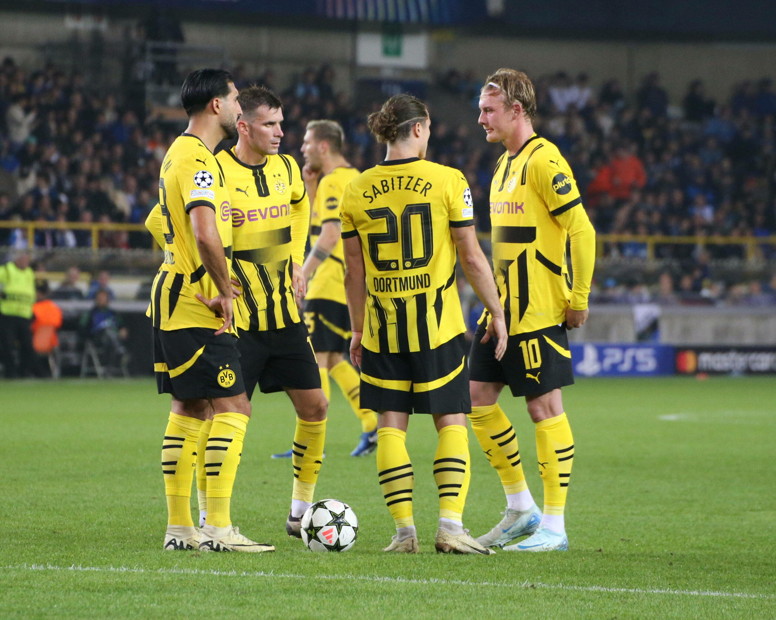 Marcel Sabitzer (Nummer 20) im Gespräch mit seinen BVB-Kollegen.