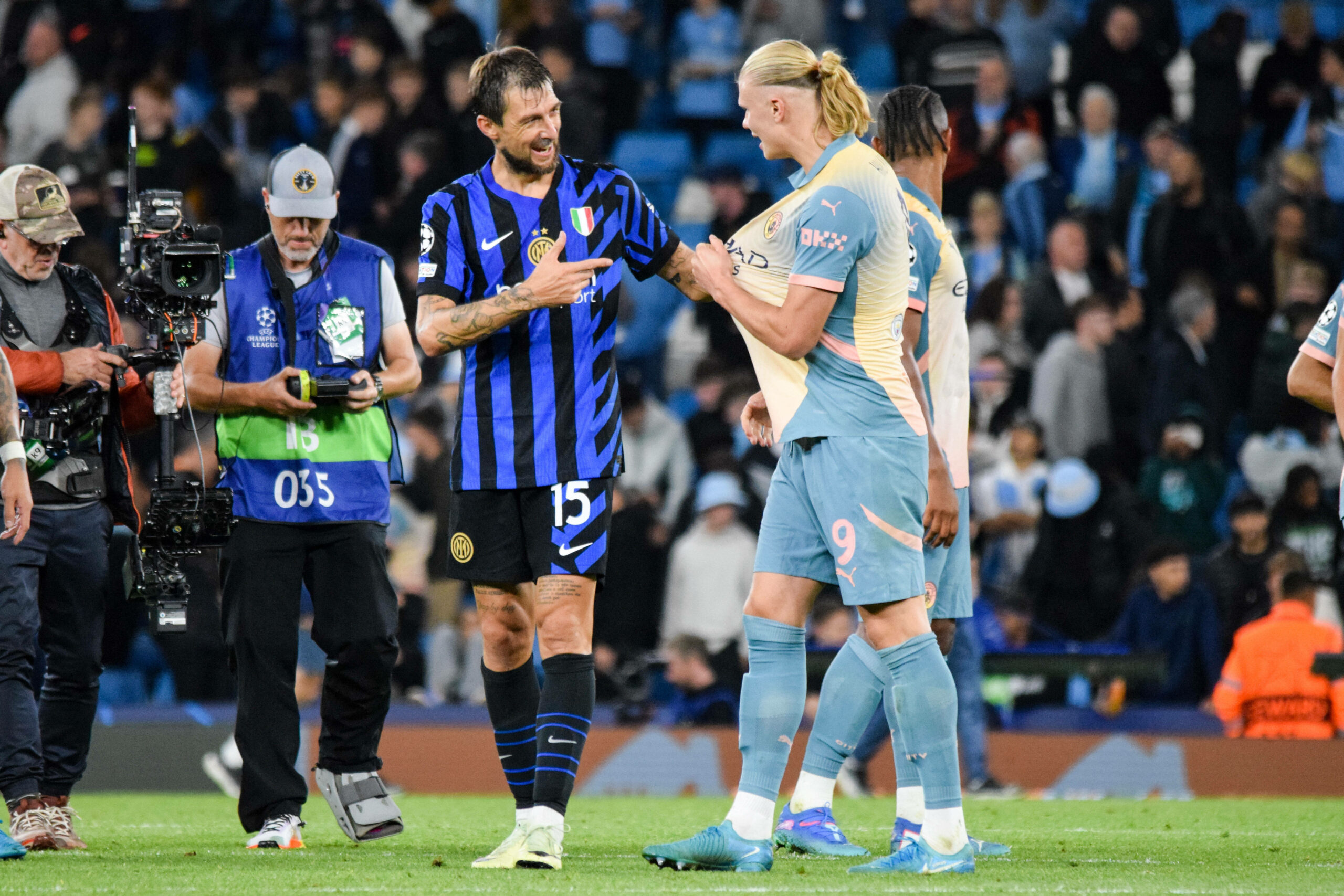 Francesco Acerbi fragt Erling Haaland nach dem Spiel zwischen Manchester City und Inter Mailand nach seinem Trikot