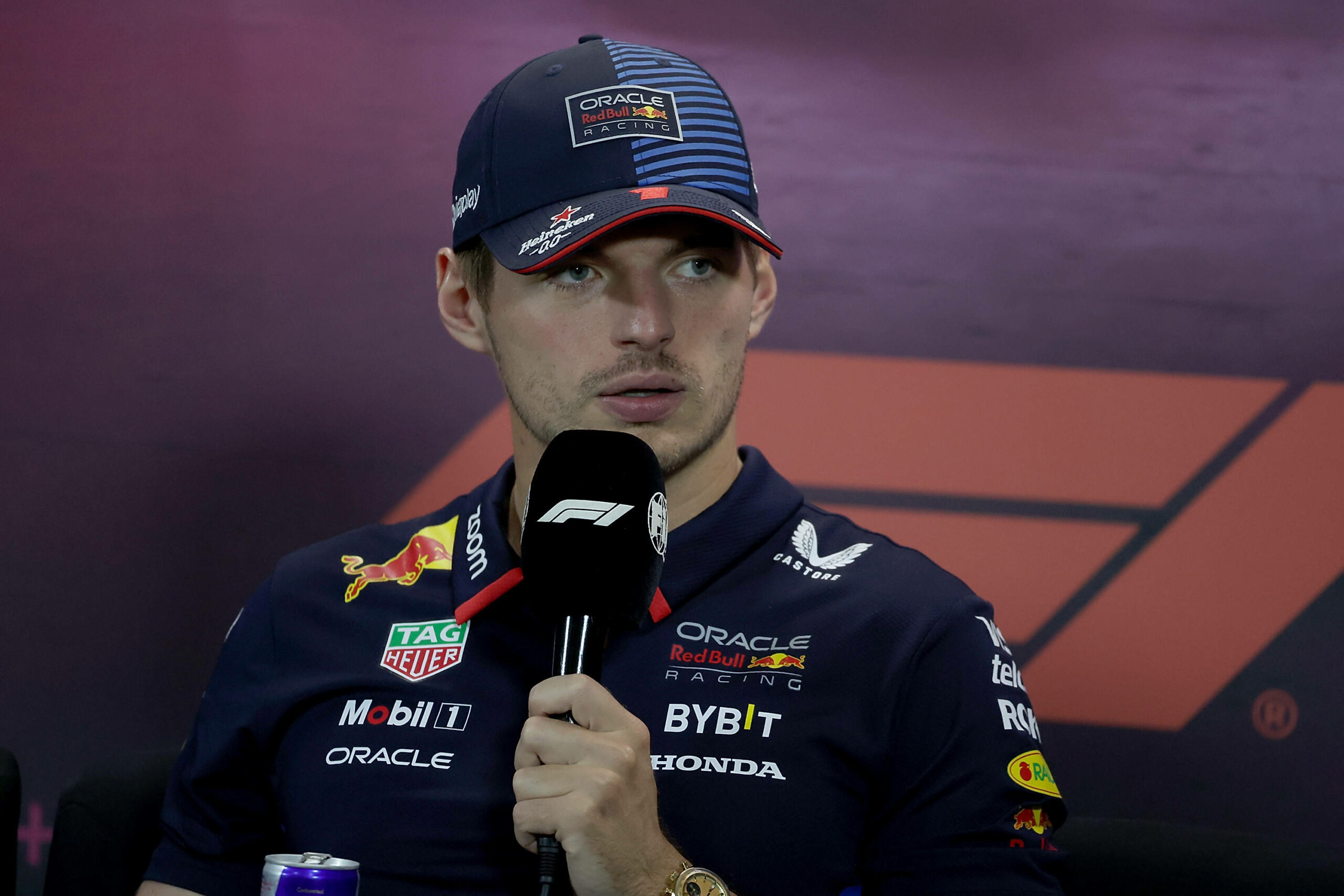 Max Verstappen spricht in ein Mikrofon